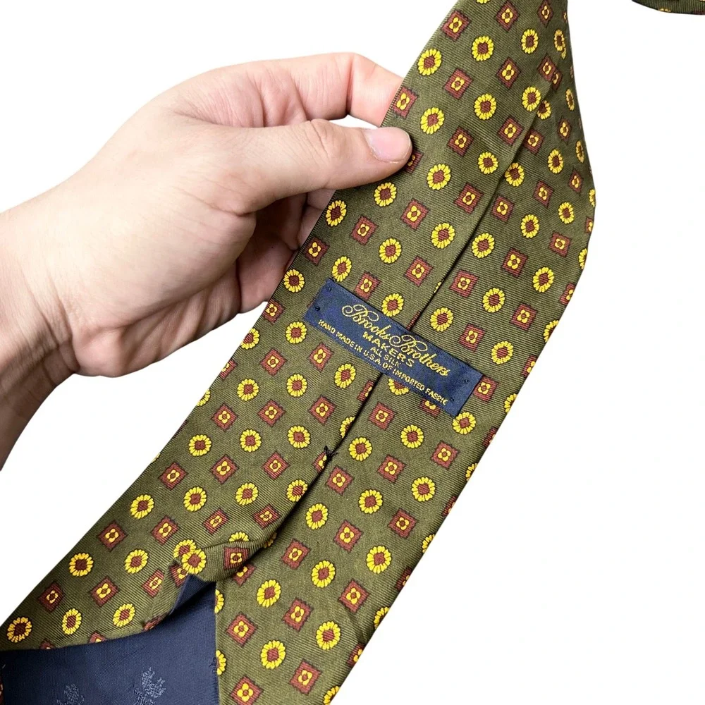 Brooks Brothers Silk Necktie Mens OS Olive Green Geometric Medallion USA Made